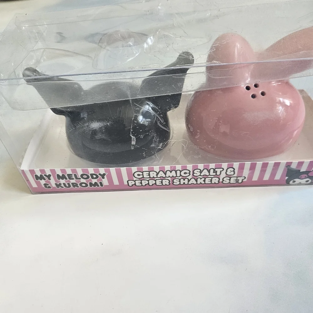 Hello Kitty Pink & Black Ceramic Salt & Pepper Shaker Set Brand New